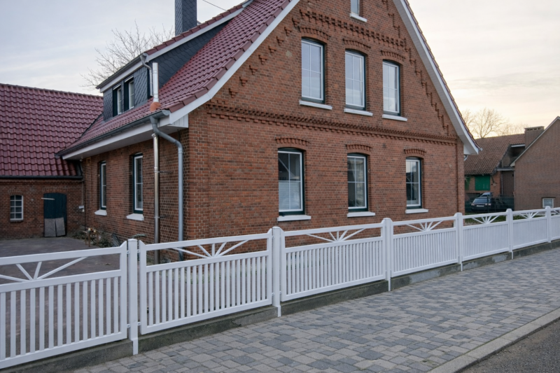 Design Metallzaun modern für Einfamilienhaus