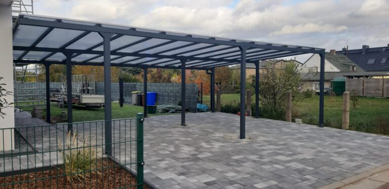 Doppelcarport aus Metall für moderne Häuser