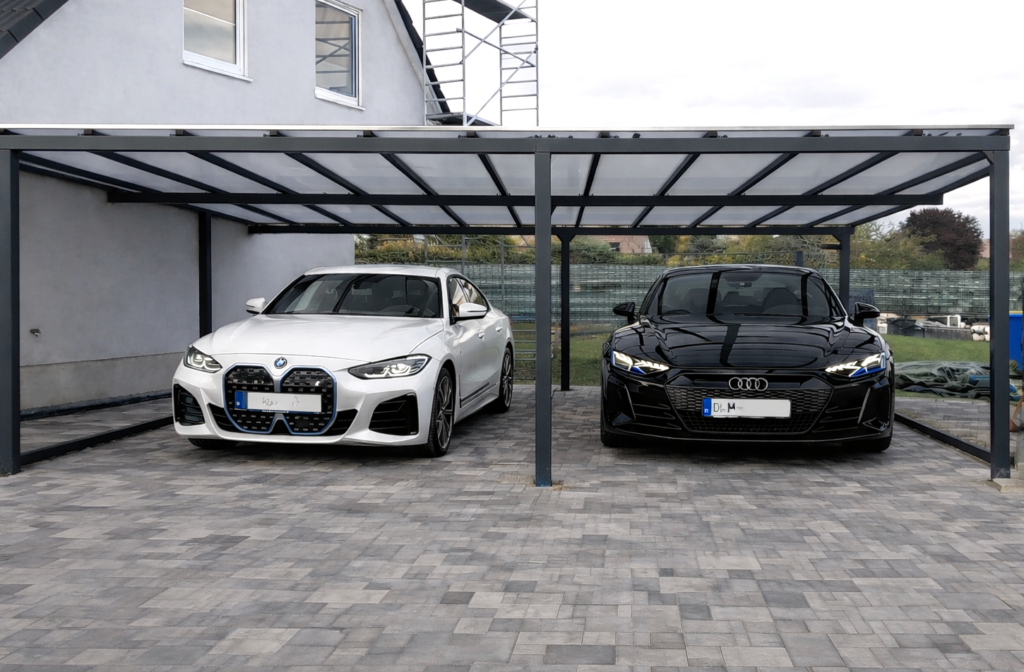 Moderner Carport aus Stahl für zwei Fahrzeuge