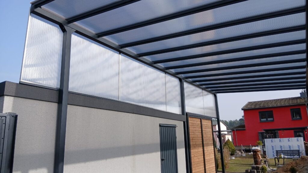 Moderne Pergola und Terrassenüberdachung aus Aluminium