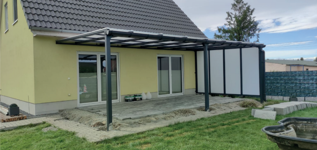Moderne Pergola und Terrassenüberdachung aus Aluminium