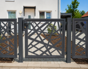 Lasergeschnittenes Metalltor mit modernem Design
