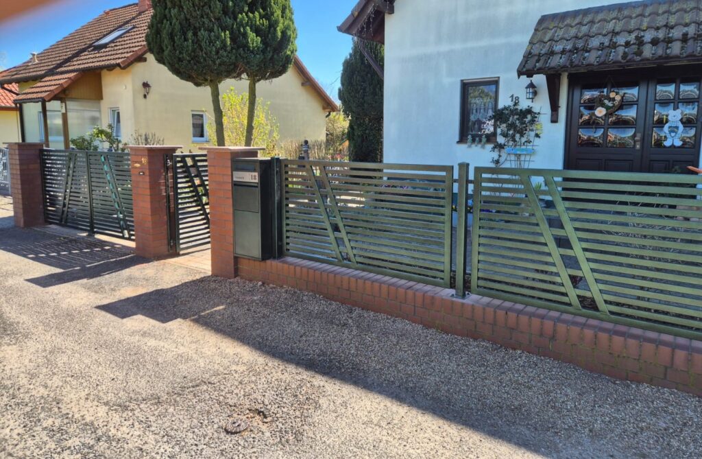 Moderne Zaunanlage mit Sichtschutz und Pforte