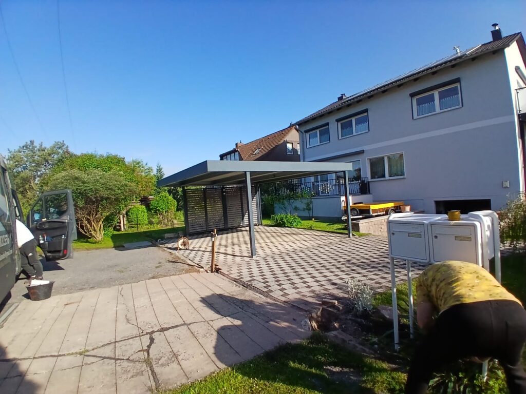 Moderner Lamellenzaun aus Metall mit Tor