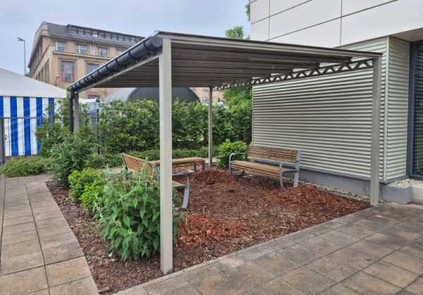 Terrassenüberdachung aus Stahl mit Polycarbonatdach