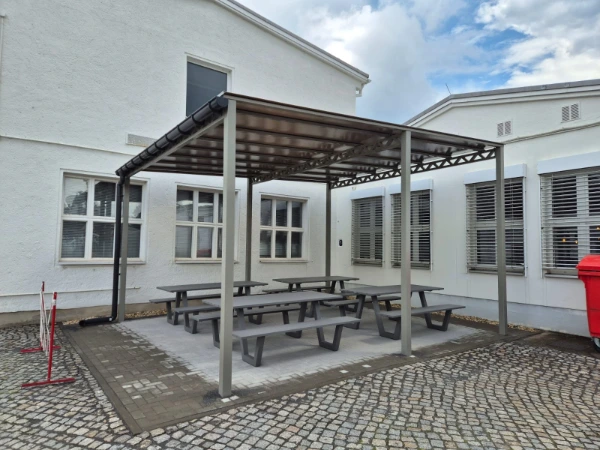 Terrassenüberdachung aus Stahl mit Polycarbonatdach